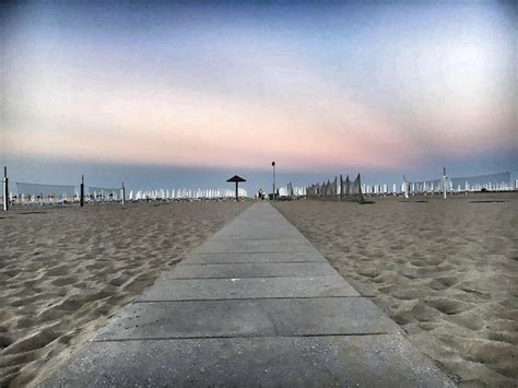 Stabilimento balneare a Marina di Ravenna con pista da ballo sulla sabbia