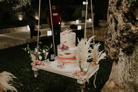 Altalena per torta nuziale illuminata di sera