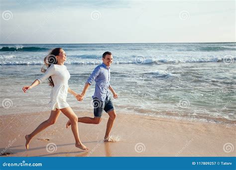 Coppia felice su una spiaggia maltese