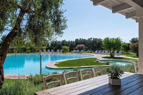 Masseria con piscina e ulivi
