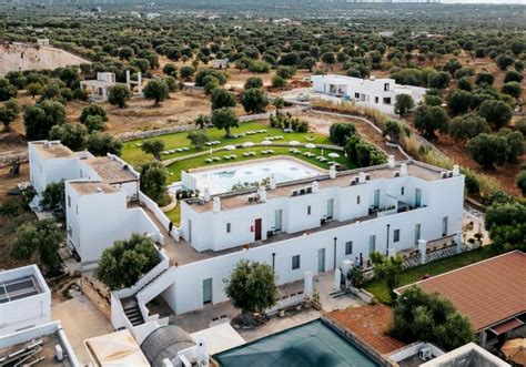 Vista aerea di Masseria Torrepietra con i suoi giardini e piscina