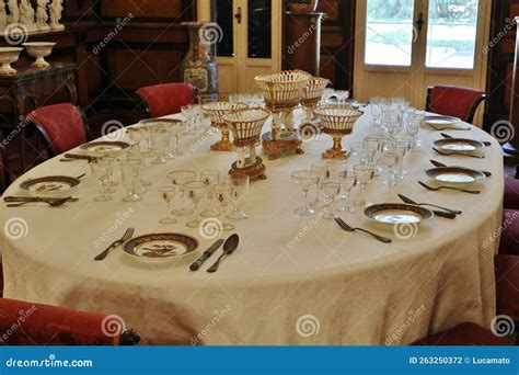 Dettaglio di una tavola apparecchiata elegantemente a Masseria Torrepietra