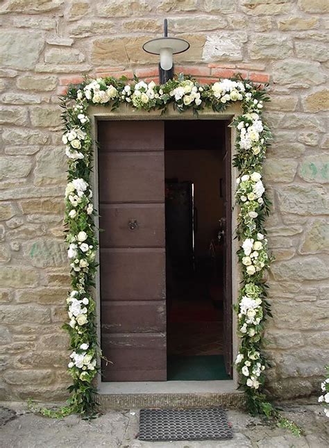Decorazioni floreali per portone matrimonio