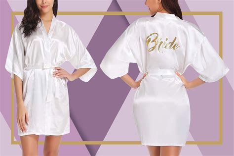 Modella in una vestaglia da sposa in raso