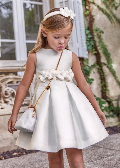 Bambini in abiti eleganti per cerimonie