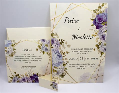 Coppia felice che sceglie le partecipazioni di nozze