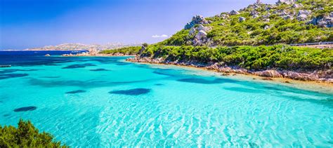 Panorama della Costa Smeralda con mare cristallino e rocce granitiche