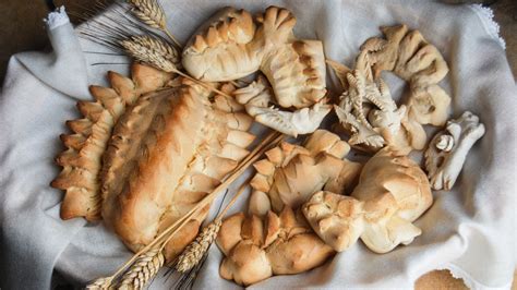 Dettaglio di un piatto tradizionale sardo con pane 