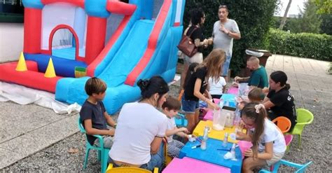 Bambini che giocano con animatori al matrimonio