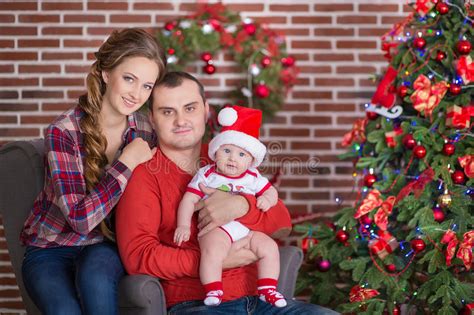 Famiglia felice che celebra il matrimonio con il bambino