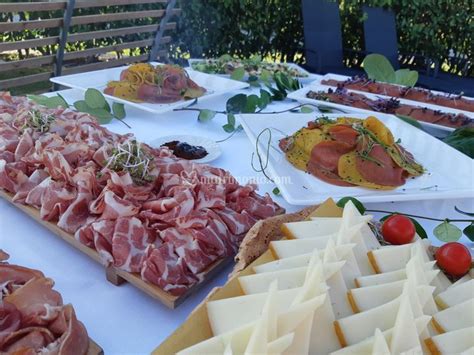 Isola tematica per aperitivo nuziale con salumi e formaggi