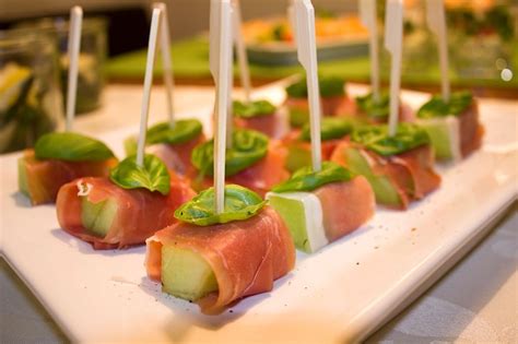 Buffet di sushi e finger food per un aperitivo di matrimonio