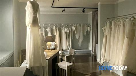 Interno di un atelier di abiti da sposa con diverse creazioni esposte