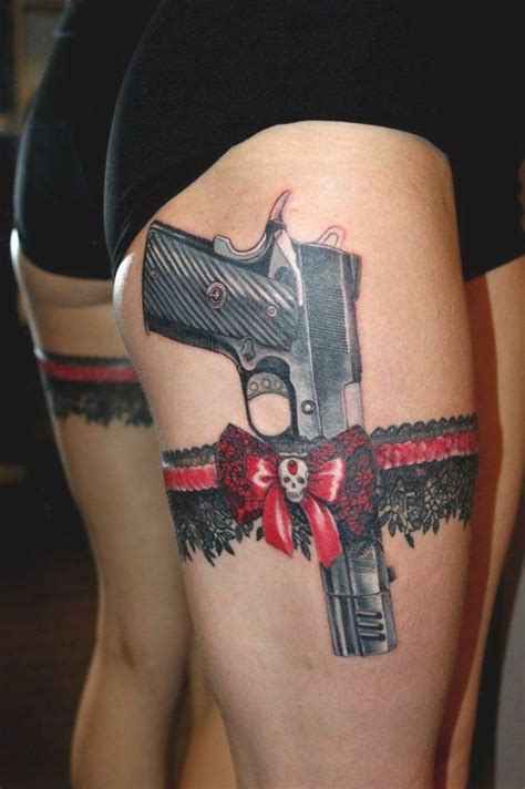 Tatuaggio giarrettiera con pistola