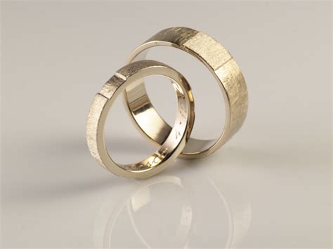 Anello di fidanzamento e fedi nuziali in oro