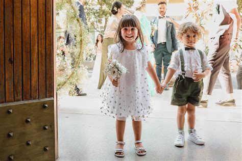 Bambini vestiti da damigelle e paggetti a un matrimonio