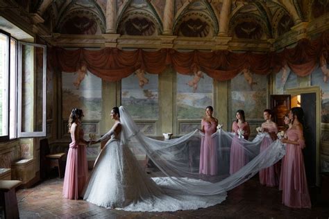 Sposa con damigelle che sistemano il velo