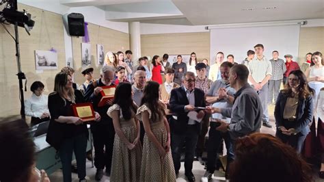 Studenti che recitano in una rappresentazione teatrale scolastica