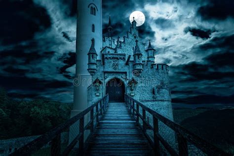 Immagine di un castello toscano illuminato di notte