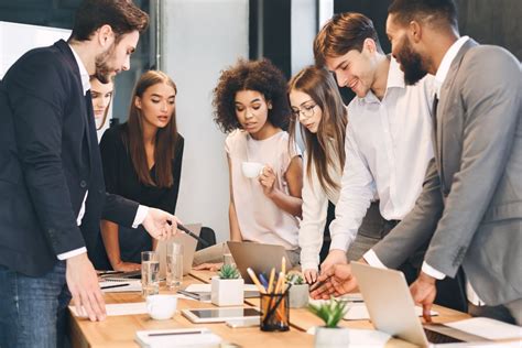 Professionisti del matrimonio che lavorano insieme