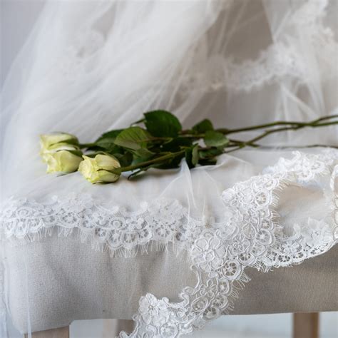 Tavolo con accessori da sposa e da cerimonia