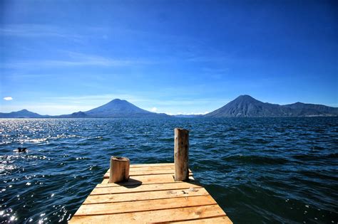 Panorama del Guatemala con vulcani e villaggi Maya