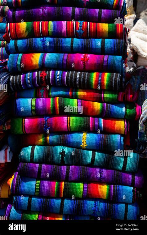 Mercato di Chichicastenango con tessuti colorati