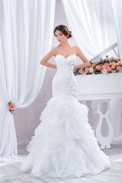 Esempi di abiti da sposa con diversi stili: sirena, principessa, corto