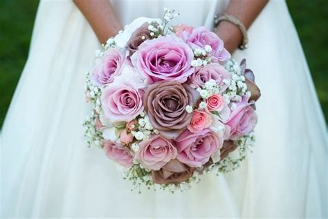 Bouquet da sposa con fiori di stagione
