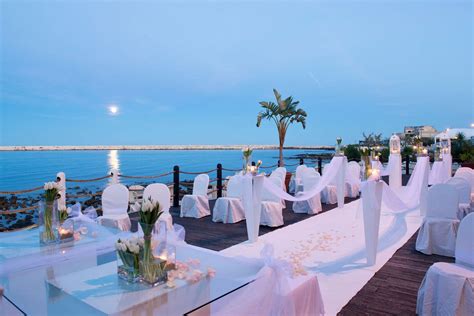 Tavola imbandita per un matrimonio con vista mare