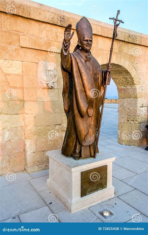 Statua di Papa Benedetto XVI