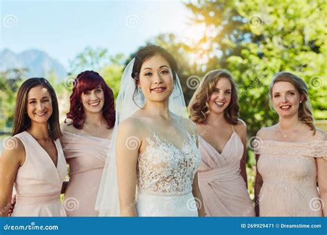 Sposa felice circondata dalle sue damigelle