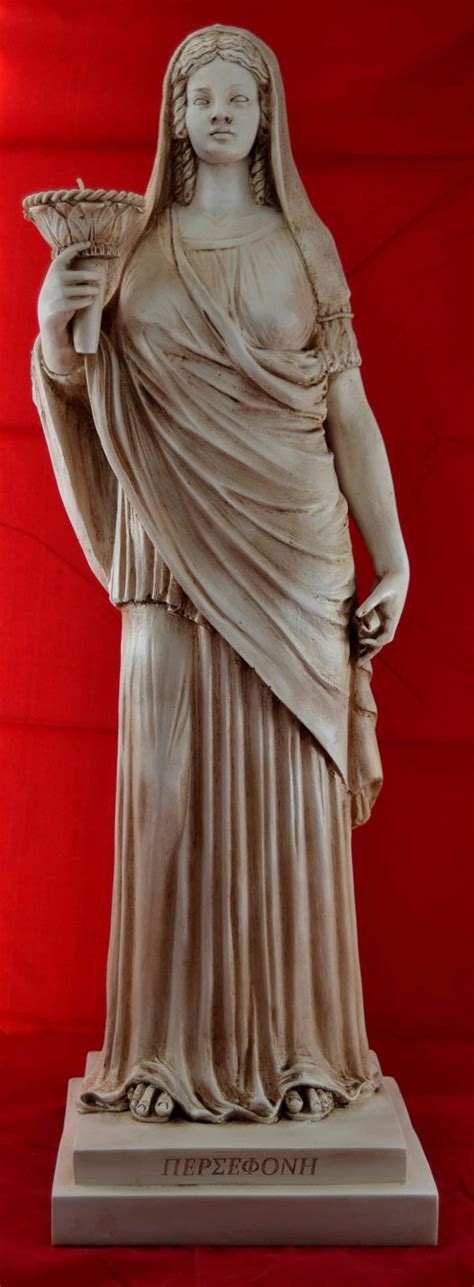 Statua greca di dea con drappeggio