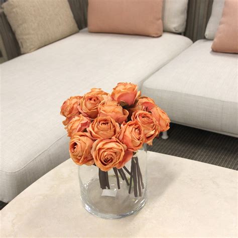 Composizione floreale con rose color pesca