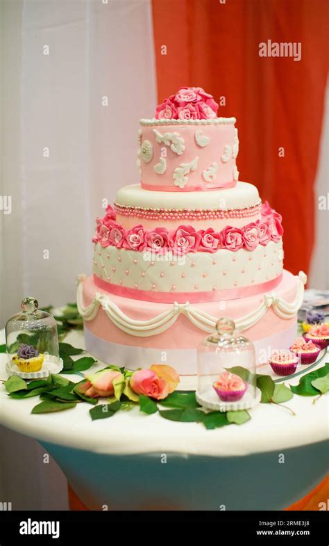 Torta nuziale decorata con fiori e pesche