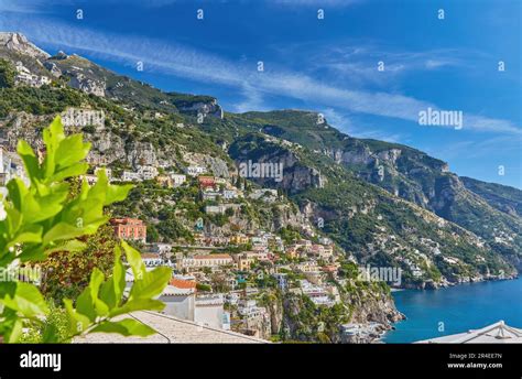 Vista panoramica mozzafiato della Costiera Amalfitana con Positano