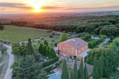 Villa toscana circondata da vigneti al tramonto