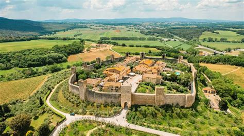 Borgo medievale italiano su una collina