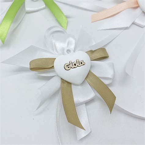 Un elegante portfolio di matrimonio rilegato con un fiocco di raso.