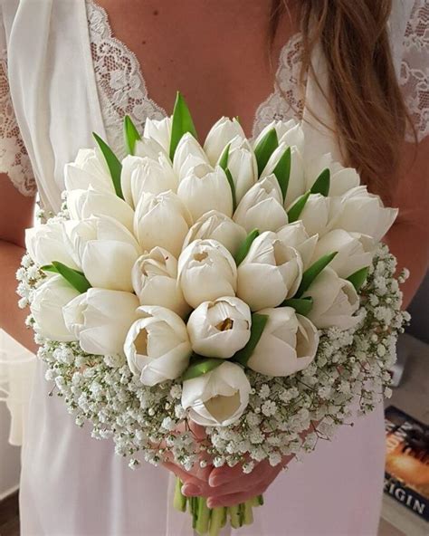 Bouquet da sposa con tulipani bianchi e mughetto