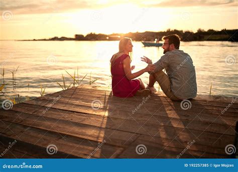 Coppia felice al tramonto vicino al fiume Volturno