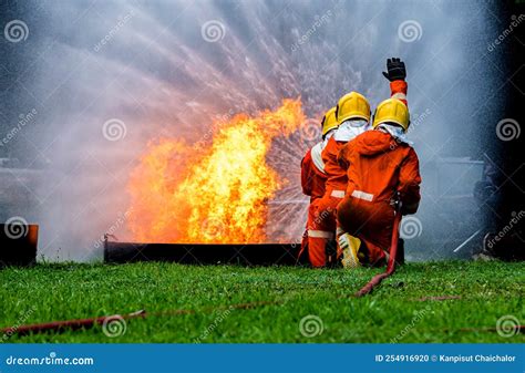 Pompiere che spegne un incendio