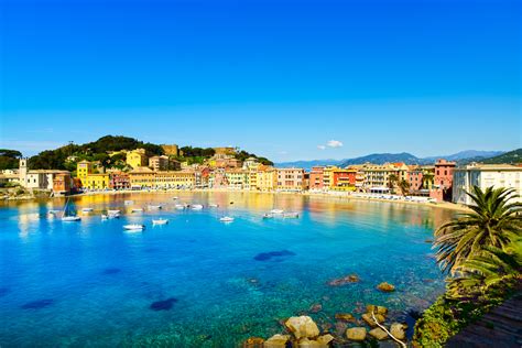 Vista di Sestri Levante con il mare e le case colorate