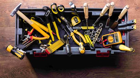 Assortimento di attrezzi e materiali in una ferramenta