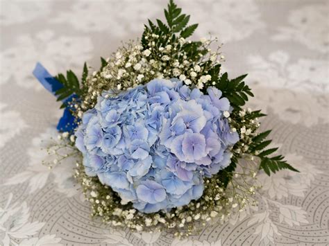 Decorazione di partecipazioni di matrimonio con ortensie blu