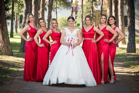 damigelle e sposa con abiti rossi in inverno