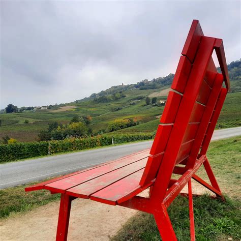 panchina gigante rossa in un paesaggio