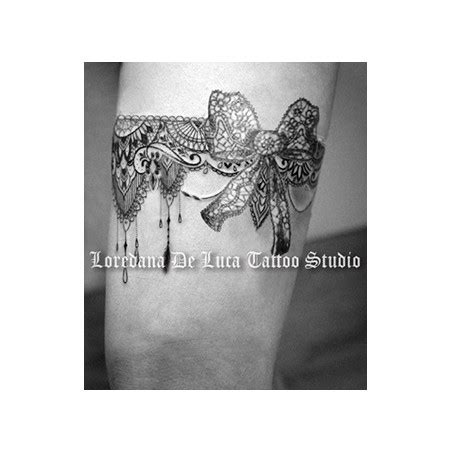 Tatuaggio giarrettiera con fiori e pizzo