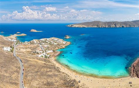 Gente che festeggia su una spiaggia a Mykonos con DJ set