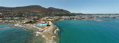Panorama di Hersonissos con locali e spiaggia